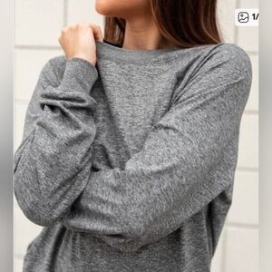 123-NWT GREY FEAT CREWNECK-SMALL